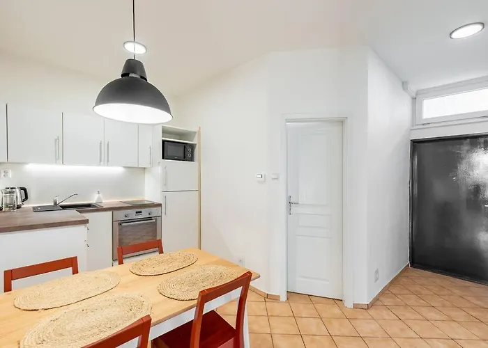 Urban Oasis Near Park And Center アパート